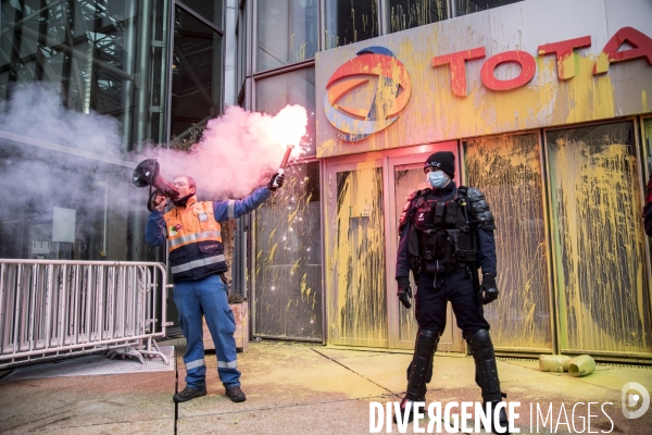 Manifestation des raffineurs grévistes de Grandpuits devant le siège de Total à La Défense