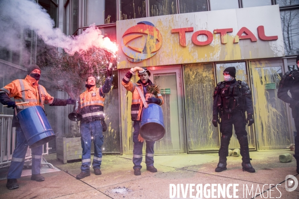 Manifestation des raffineurs grévistes de Grandpuits devant le siège de Total à La Défense