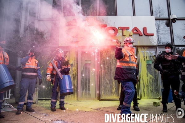 Manifestation des raffineurs grévistes de Grandpuits devant le siège de Total à La Défense