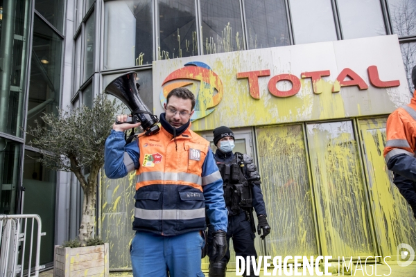 Manifestation des raffineurs grévistes de Grandpuits devant le siège de Total à La Défense