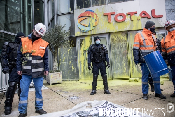 Manifestation des raffineurs grévistes de Grandpuits devant le siège de Total à La Défense