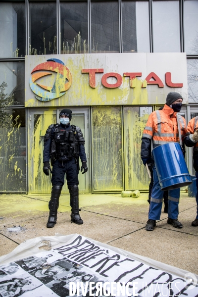 Manifestation des raffineurs grévistes de Grandpuits devant le siège de Total à La Défense