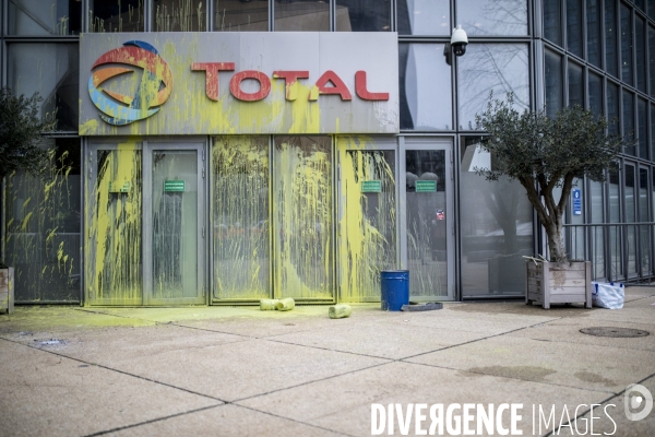 Manifestation des raffineurs grévistes de Grandpuits devant le siège de Total à La Défense