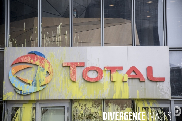 Manifestation des raffineurs grévistes de Grandpuits devant le siège de Total à La Défense