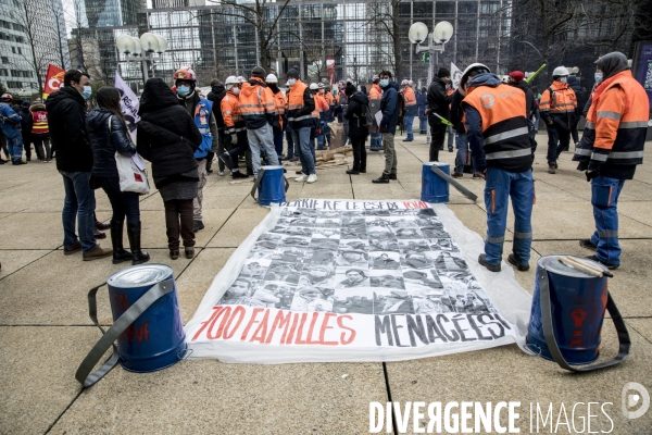 Manifestation des raffineurs grévistes de Grandpuits devant le siège de Total à La Défense