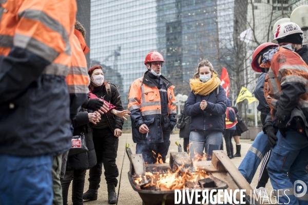Manifestation des raffineurs grévistes de Grandpuits devant le siège de Total à La Défense