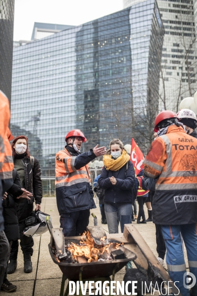 Manifestation des raffineurs grévistes de Grandpuits devant le siège de Total à La Défense