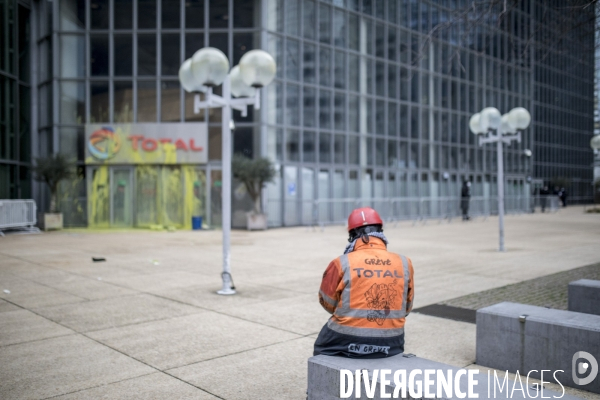 Manifestation des raffineurs grévistes de Grandpuits devant le siège de Total à La Défense