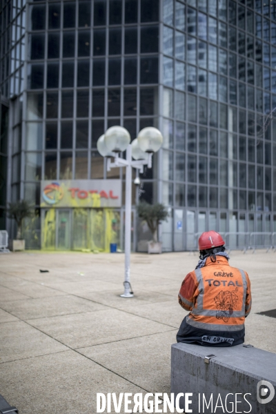 Manifestation des raffineurs grévistes de Grandpuits devant le siège de Total à La Défense