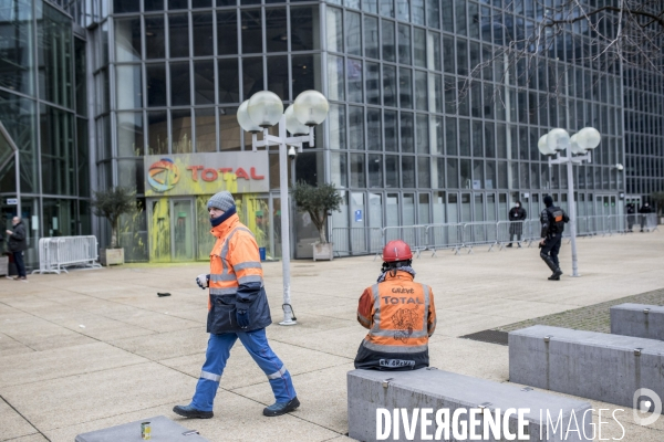 Manifestation des raffineurs grévistes de Grandpuits devant le siège de Total à La Défense