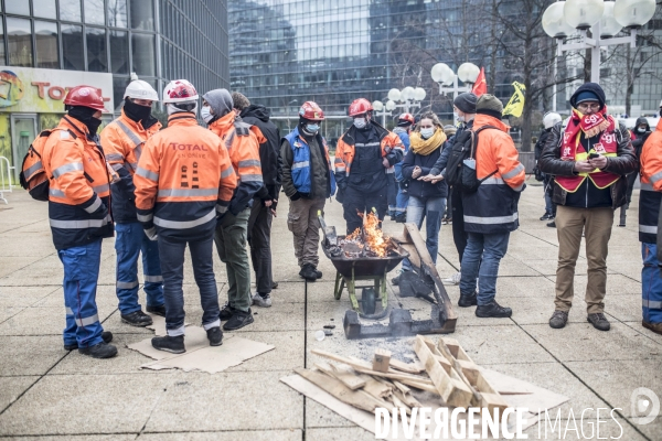 Manifestation des raffineurs grévistes de Grandpuits devant le siège de Total à La Défense