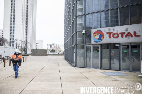 Manifestation des raffineurs grévistes de Grandpuits devant le siège de Total à La Défense