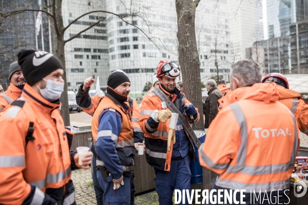 Manifestation des raffineurs grévistes de Grandpuits devant le siège de Total à La Défense