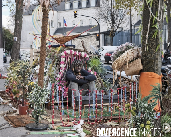 Gare de l est, un homme a installé sa tente rue du Fbg Saint Martin