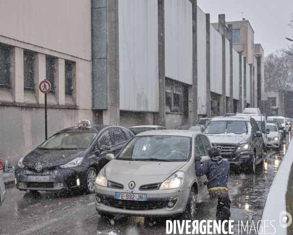 Porte dAubervilliers,  un homme mendie