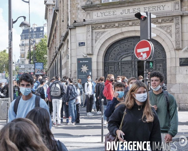 Lycéens masqués devant le lYcée Jules Ferry Paris 9e