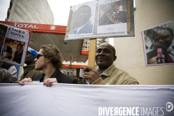 Cellule Françafrique - Sommet France - Afrique des chefs d État - Visite en bus impérial des hauts lieux parisiens de la Françafrique pour dénoncer les relations entre la France et les dictateurs africains.