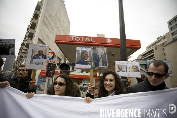 Cellule Françafrique - Sommet France - Afrique des chefs d État - Visite en bus impérial des hauts lieux parisiens de la Françafrique pour dénoncer les relations entre la France et les dictateurs africains.