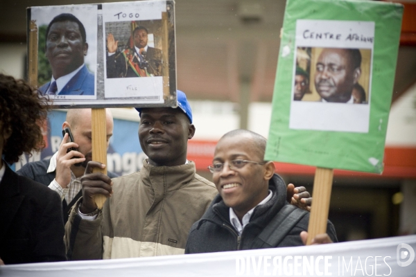 Cellule Françafrique - Sommet France - Afrique des chefs d État - Visite en bus impérial des hauts lieux parisiens de la Françafrique pour dénoncer les relations entre la France et les dictateurs africains.