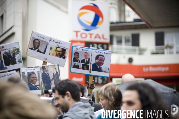 Cellule Françafrique - Sommet France - Afrique des chefs d État - Visite en bus impérial des hauts lieux parisiens de la Françafrique pour dénoncer les relations entre la France et les dictateurs africains.