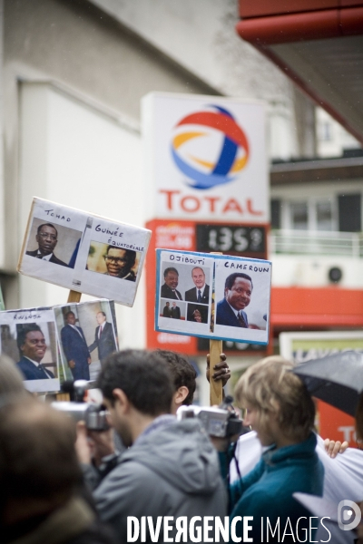 Cellule Françafrique - Sommet France - Afrique des chefs d État - Visite en bus impérial des hauts lieux parisiens de la Françafrique pour dénoncer les relations entre la France et les dictateurs africains.