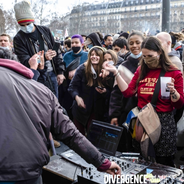 À Paris, manif ou « rave-party » ?