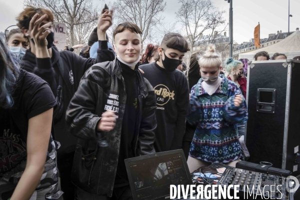 À Paris, manif ou « rave-party » ?