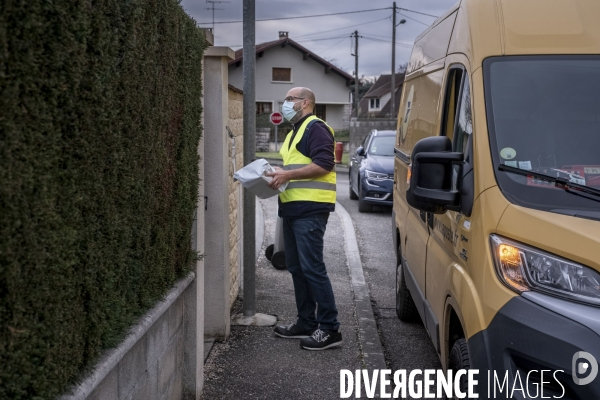 La Poste : livraison de colis au pas de charge.