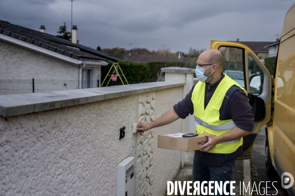 La Poste : livraison de colis au pas de charge.