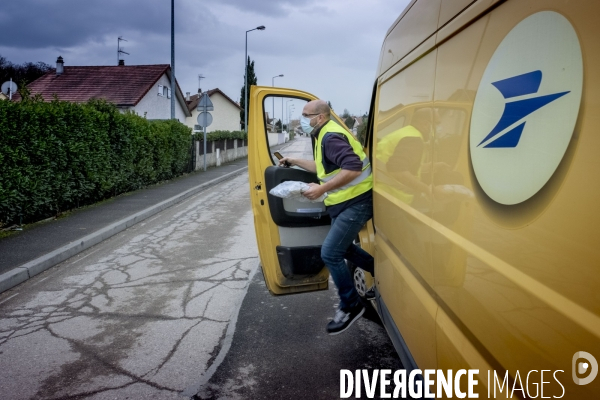 La Poste : livraison de colis au pas de charge.