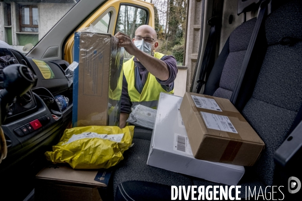 La Poste : livraison de colis au pas de charge.