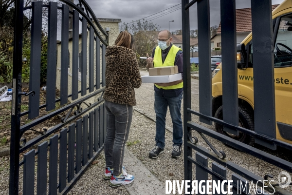 La Poste : livraison de colis au pas de charge.