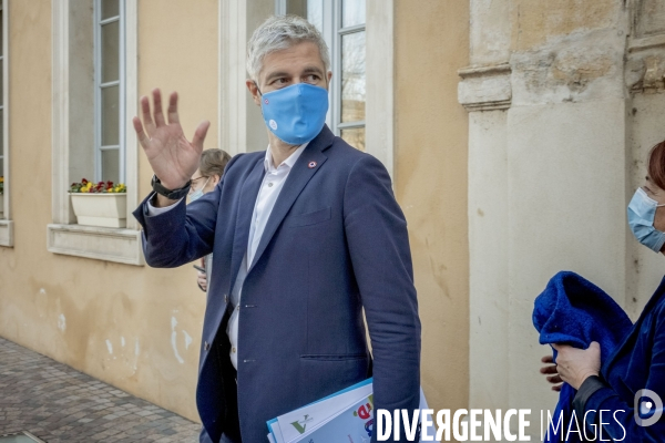 Laurent Wauquiez en campagne pour la vaccination contre le Covid-19.