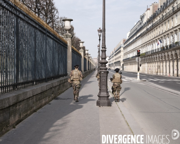 Patrouille de soldats rue de Rivoli le long du jardin des Tuileries
