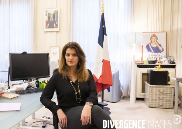 Portrait de Marlène SCHIAPPA dans son bureau du ministère de l intérieur.