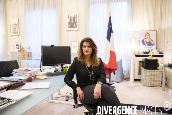 Portrait de Marlène SCHIAPPA dans son bureau du ministère de l intérieur.