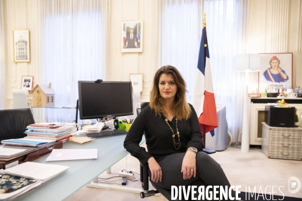 Portrait de Marlène SCHIAPPA dans son bureau du ministère de l intérieur.