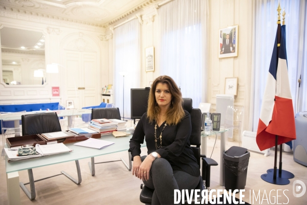 Portrait de Marlène SCHIAPPA dans son bureau du ministère de l intérieur.