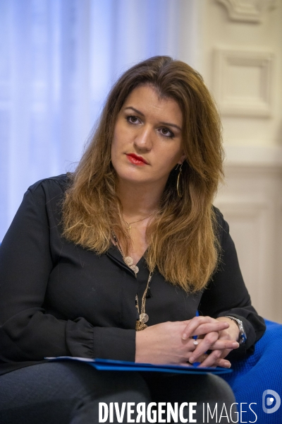 Portrait de Marlène SCHIAPPA dans son bureau du ministère de l intérieur.