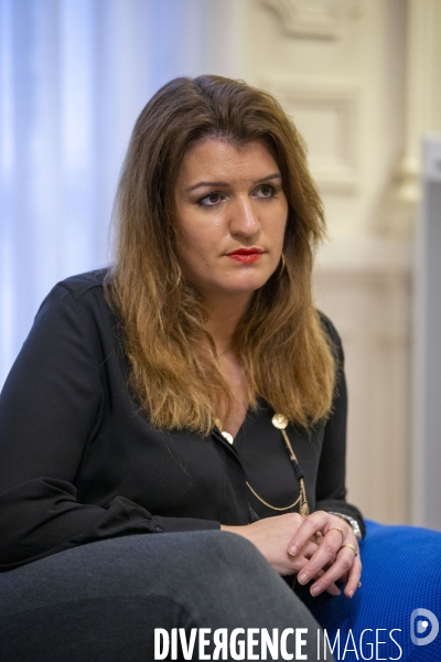 Portrait de Marlène SCHIAPPA dans son bureau du ministère de l intérieur.