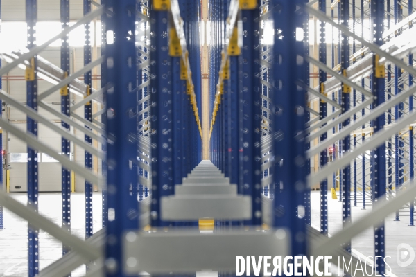 Stockage et entrepôts de la coopérative  JouéClub  à Cestas.