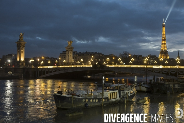 La Seine en crue la nuit.