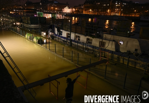 La Seine en crue la nuit.