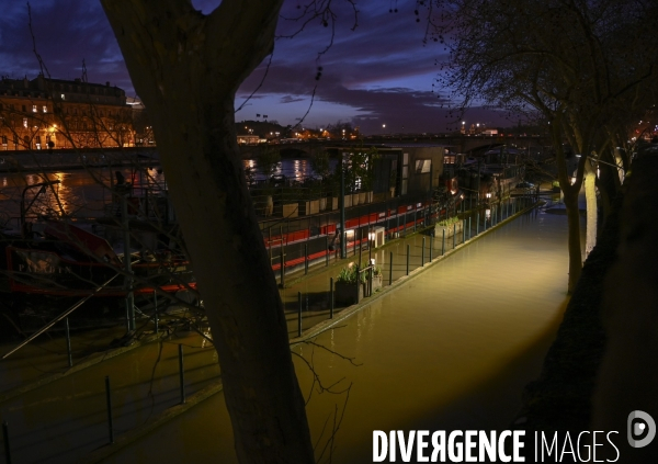 La Seine en crue la nuit.