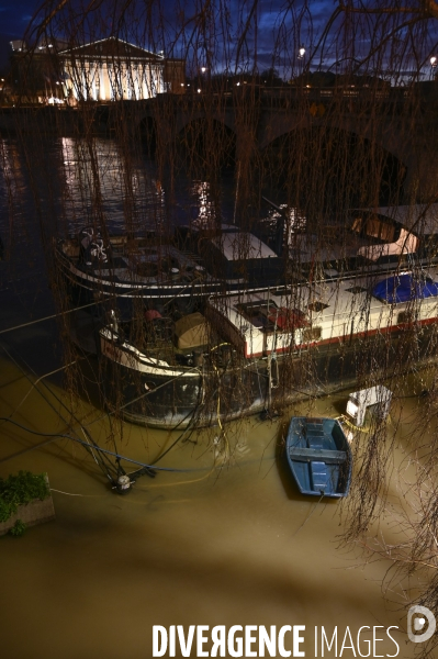 La Seine en crue la nuit.