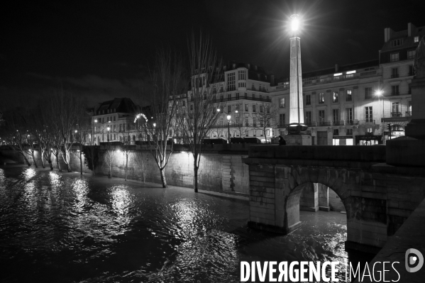 La Seine en crue la nuit.