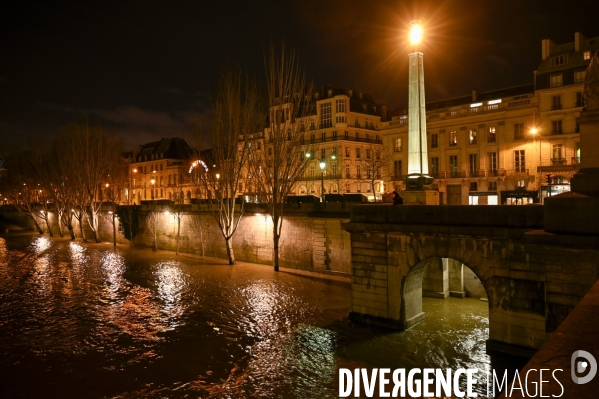 La Seine en crue la nuit.