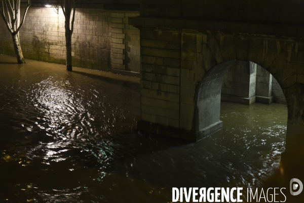 La Seine en crue la nuit.