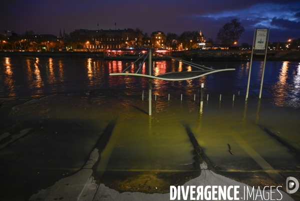 La Seine en crue la nuit.