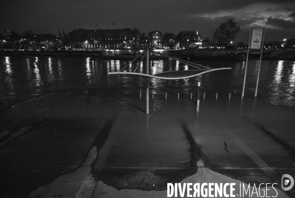 La Seine en crue la nuit.